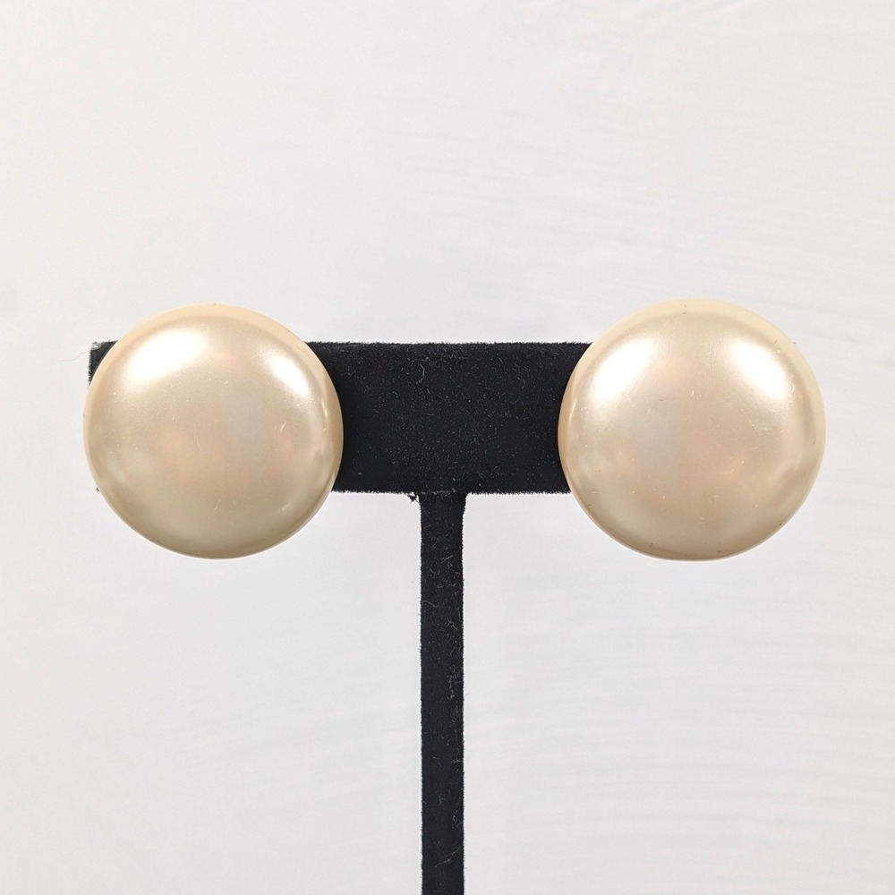 Vintage Crown Trifari Cream Lucite‎ Button Clip On Earrings Classic Pearlized